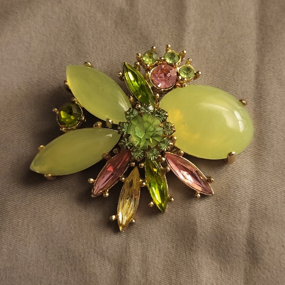 Brooch green and pink stones/gems with gold tone pin on back. - Picture 6 of 6